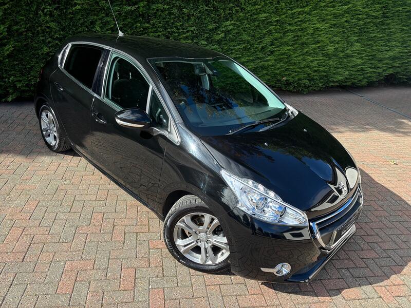 View PEUGEOT 208 1.6 e-HDi Allure