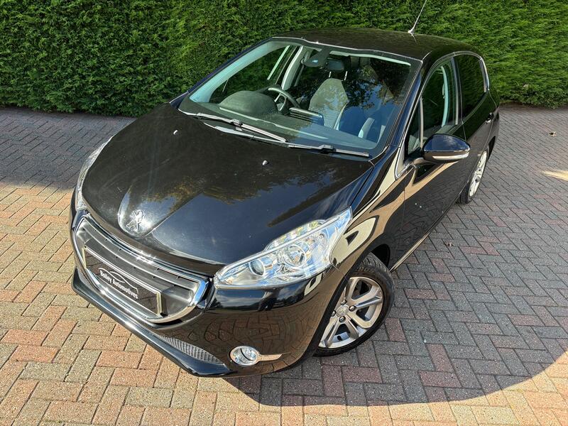 View PEUGEOT 208 1.6 e-HDi Allure