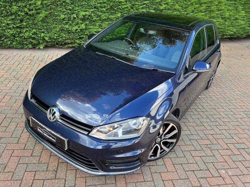 View VOLKSWAGEN GOLF 2.0 TDI BlueMotion Tech R-Line Edition