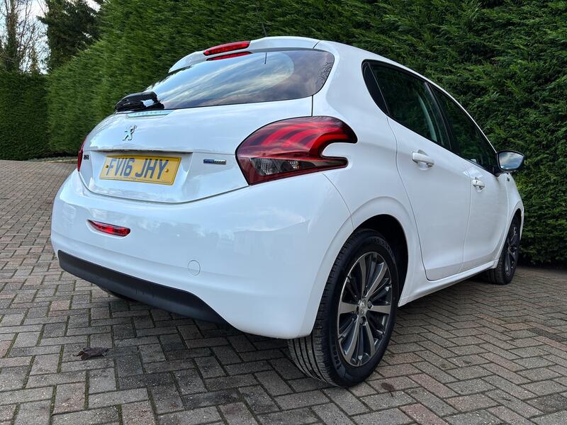 PEUGEOT 208