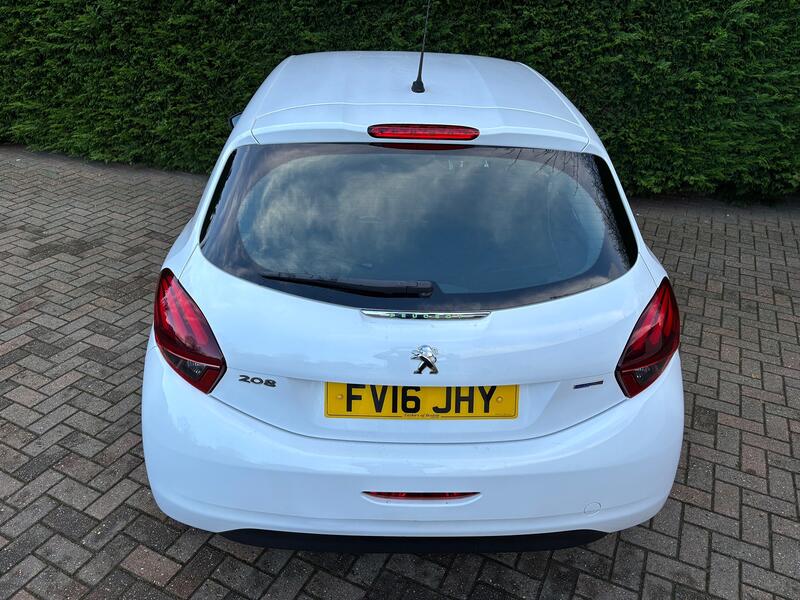 PEUGEOT 208