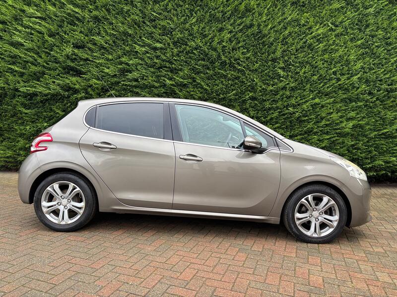 View PEUGEOT 208 1.4 HDi Allure