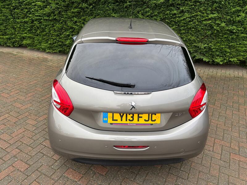 PEUGEOT 208