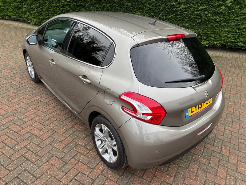 PEUGEOT 208