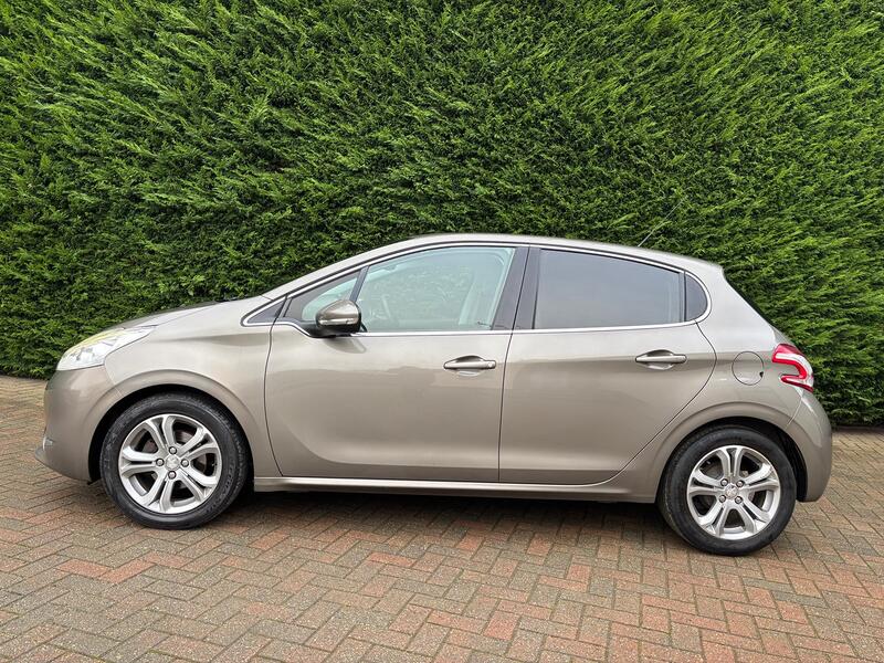 PEUGEOT 208