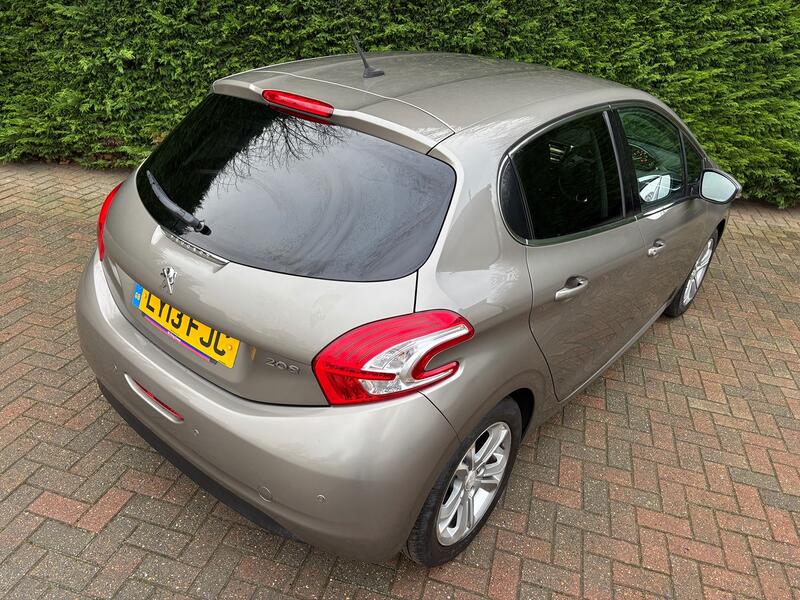 PEUGEOT 208