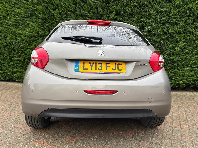 PEUGEOT 208