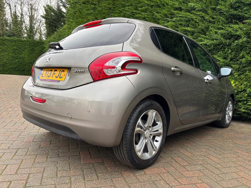 PEUGEOT 208