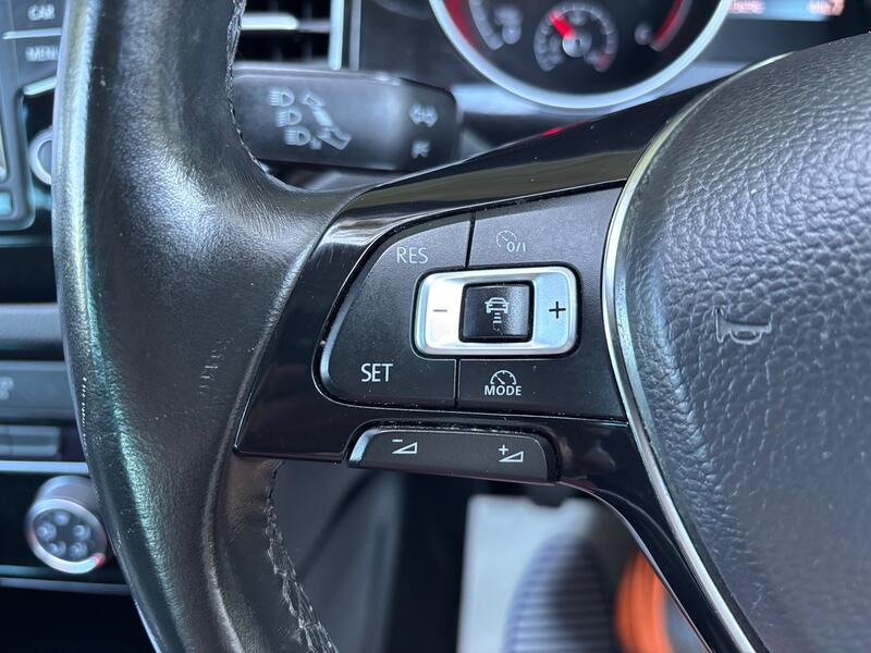 VOLKSWAGEN GOLF SV