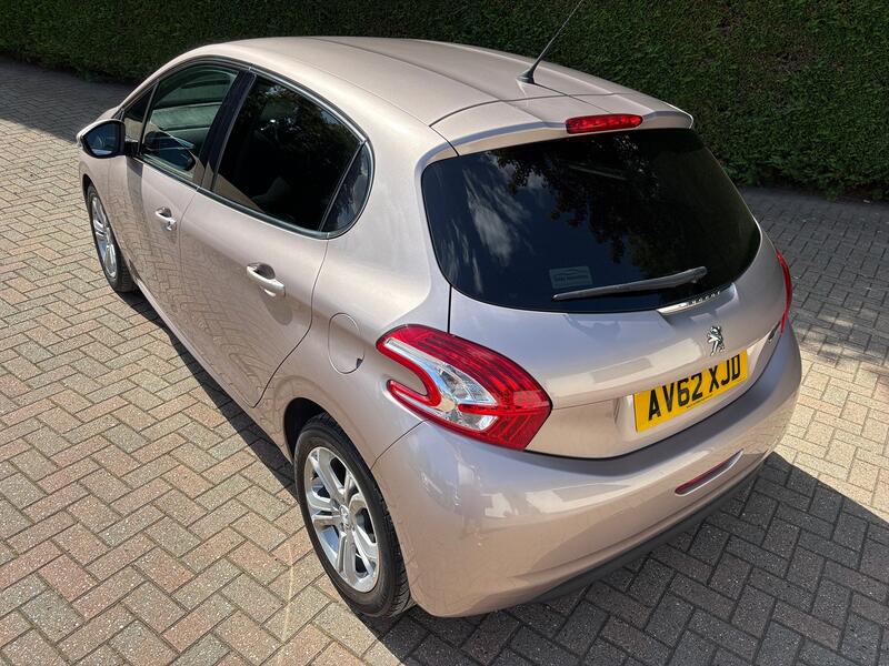 PEUGEOT 208