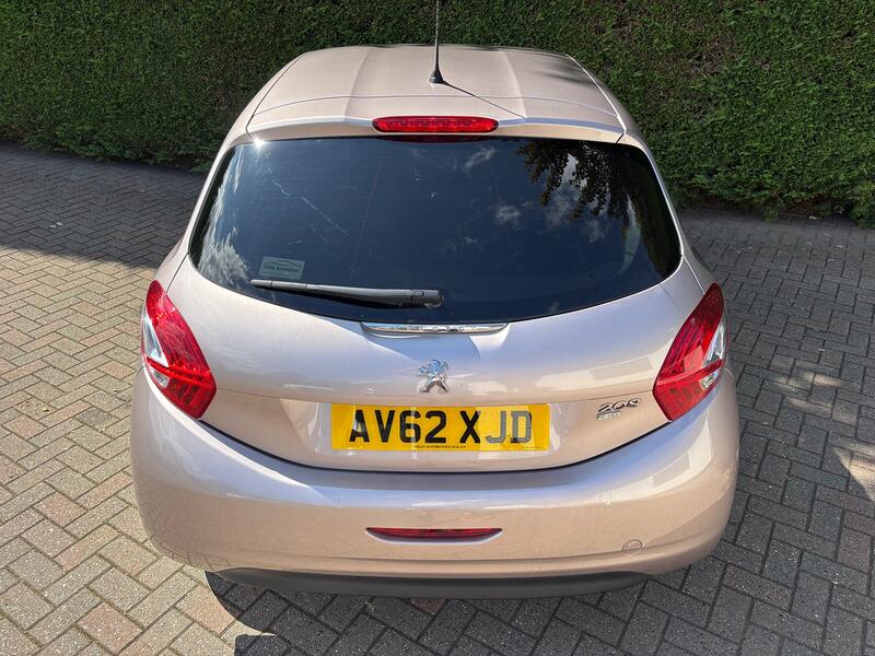 PEUGEOT 208