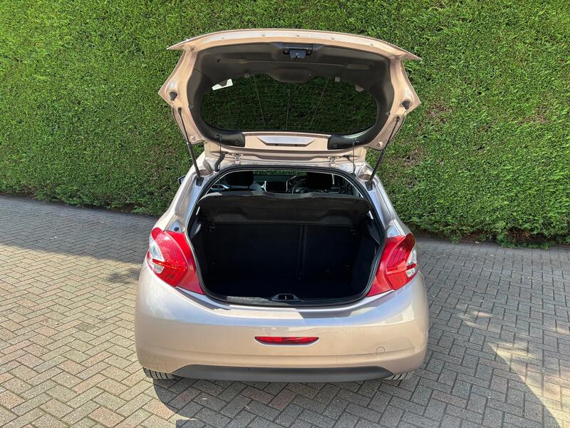PEUGEOT 208