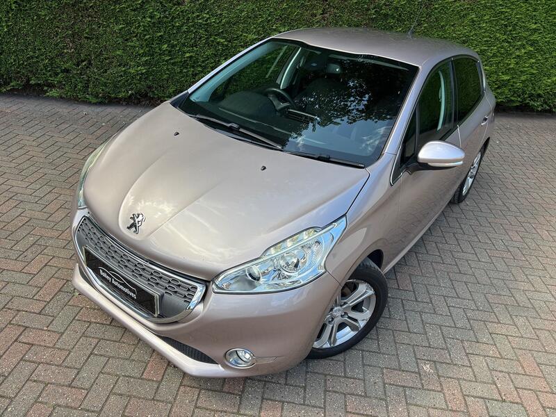View PEUGEOT 208 1.6 e-HDi Allure
